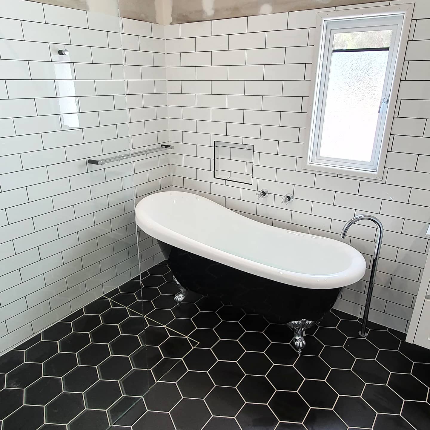 Free standing bath installation