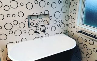 Corner bath installation