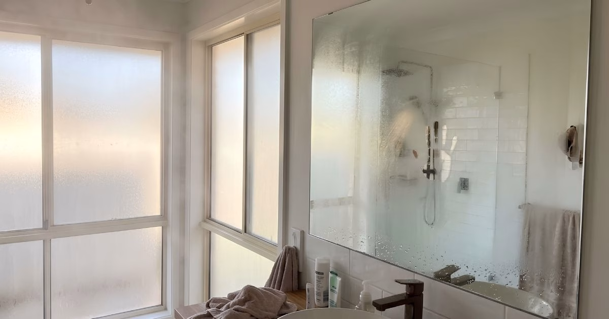 fogged-mirrorin-bathroom-due-to-ventilation-failure